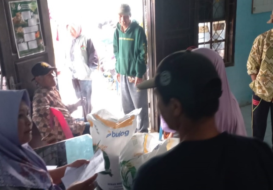 Warga Muara Siban Sambut Bantuan Beras