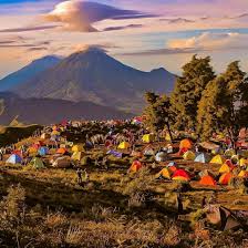 Rahasia Mengerikan Gunung Prau, Menyingkap 3 Kisah Mistis yang Bikin Merinding!