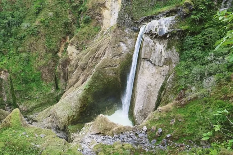 Keindahan Air Terjun Penimbungan, Petualangan Melintasi Jalur Pendakian Gunung Rinjani yang Wajib Anda Coba!