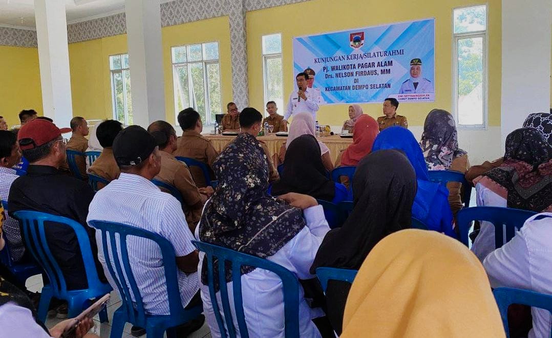 Kunjungi Kantor Camat Dempo Selatan, PJ Walikota Berikan Arahan Kepada RT RW