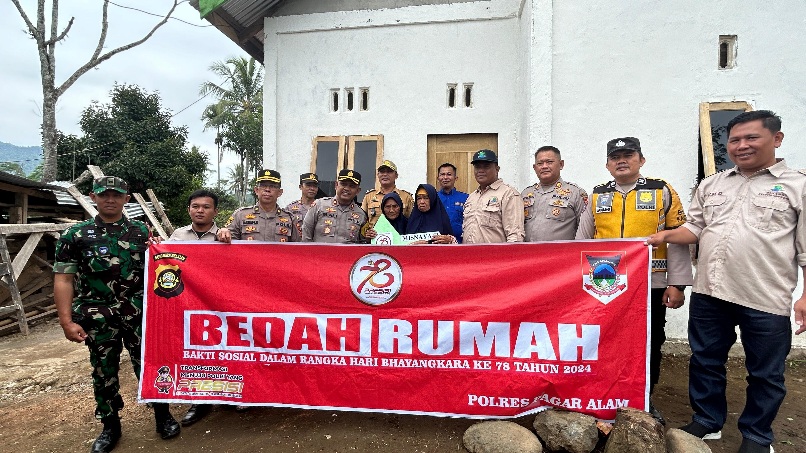 Wakapolres Pagar Alam Simbolis Serahkan Bantuan Bedah Rumah