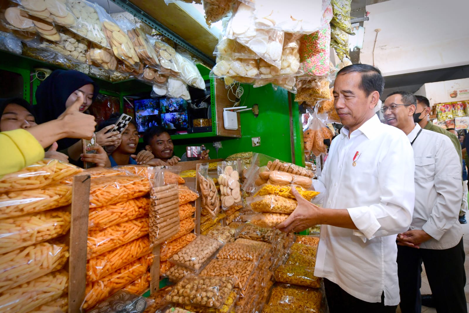 Jelang Lebaran, Presiden Jokowi Tinjau Harga Komoditas di Pasar Johar Baru