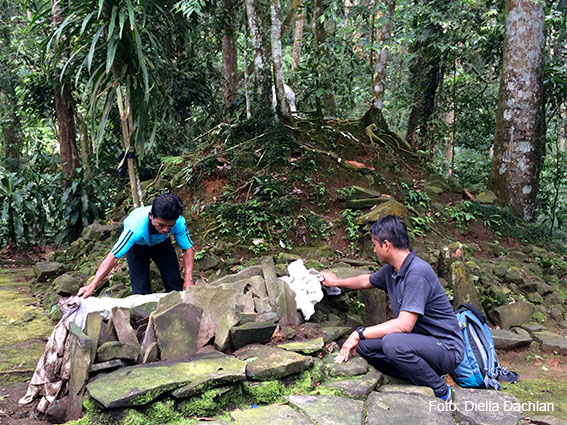 Mitos Makam di Gunung Salak, Ternyata Berjejer 4 Makam Orang Sakti!