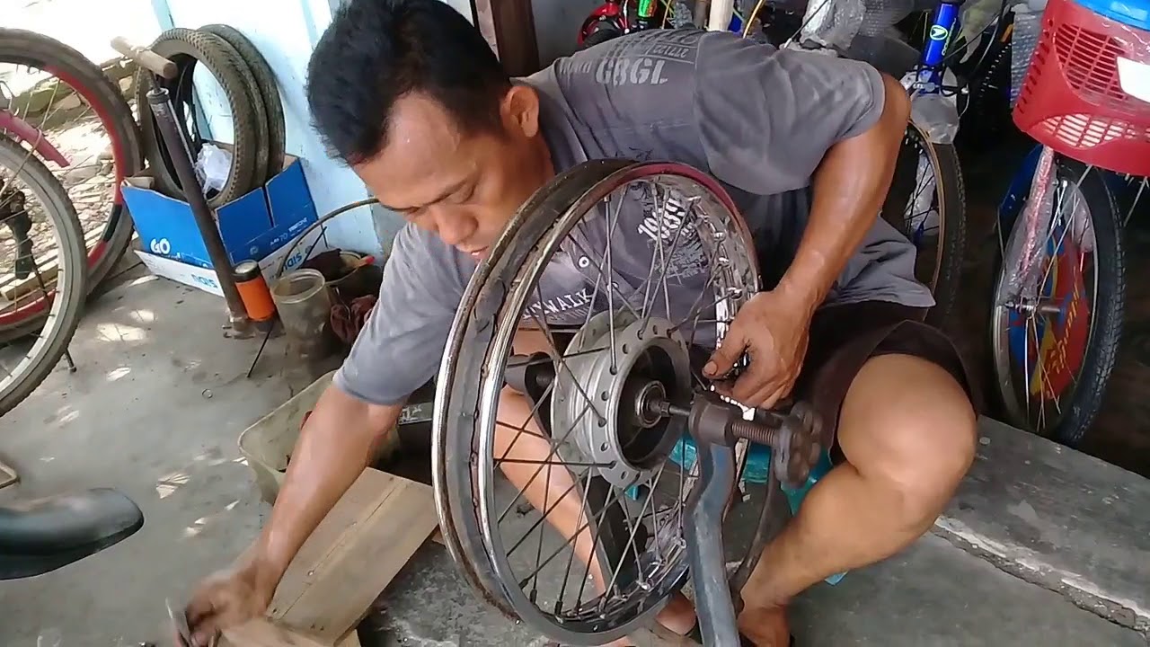 Rahasia Keselamatan, Ini Panduan Mudah Merawat Jari-jari Pelek Motor Biar Awet!