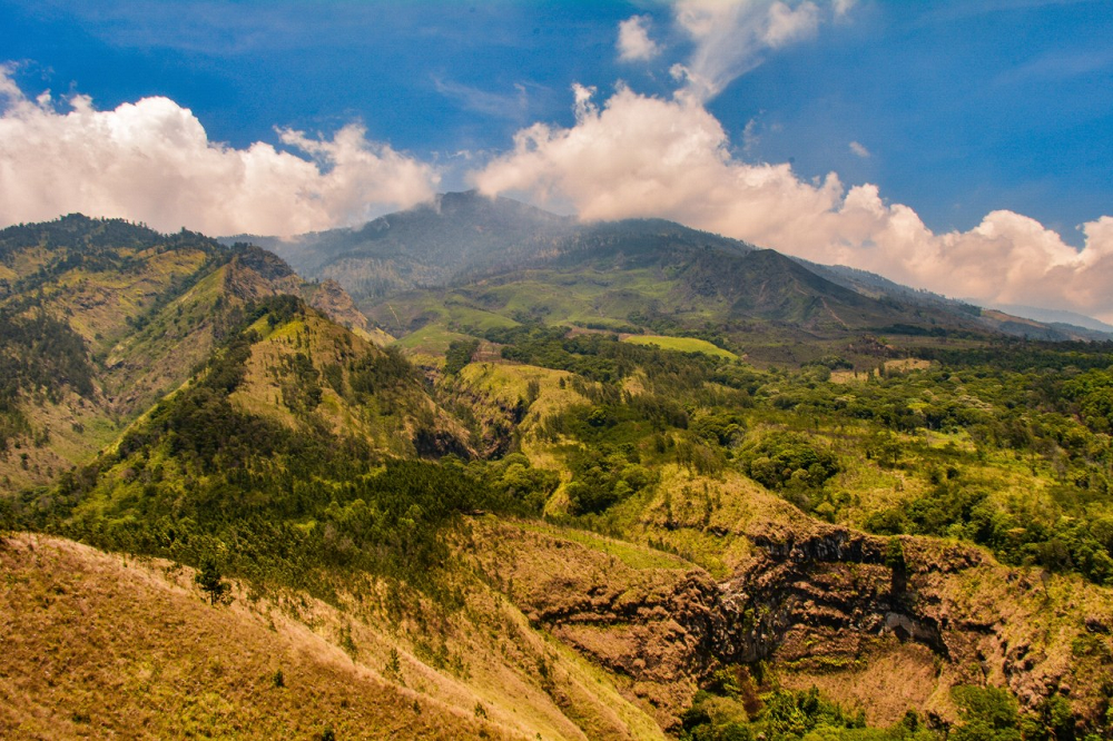 Keajaiban dan Daya Tarik Gunung Sakral Pulau Jawa, Salahsatunya Dapat Mengabulkan Permintaan