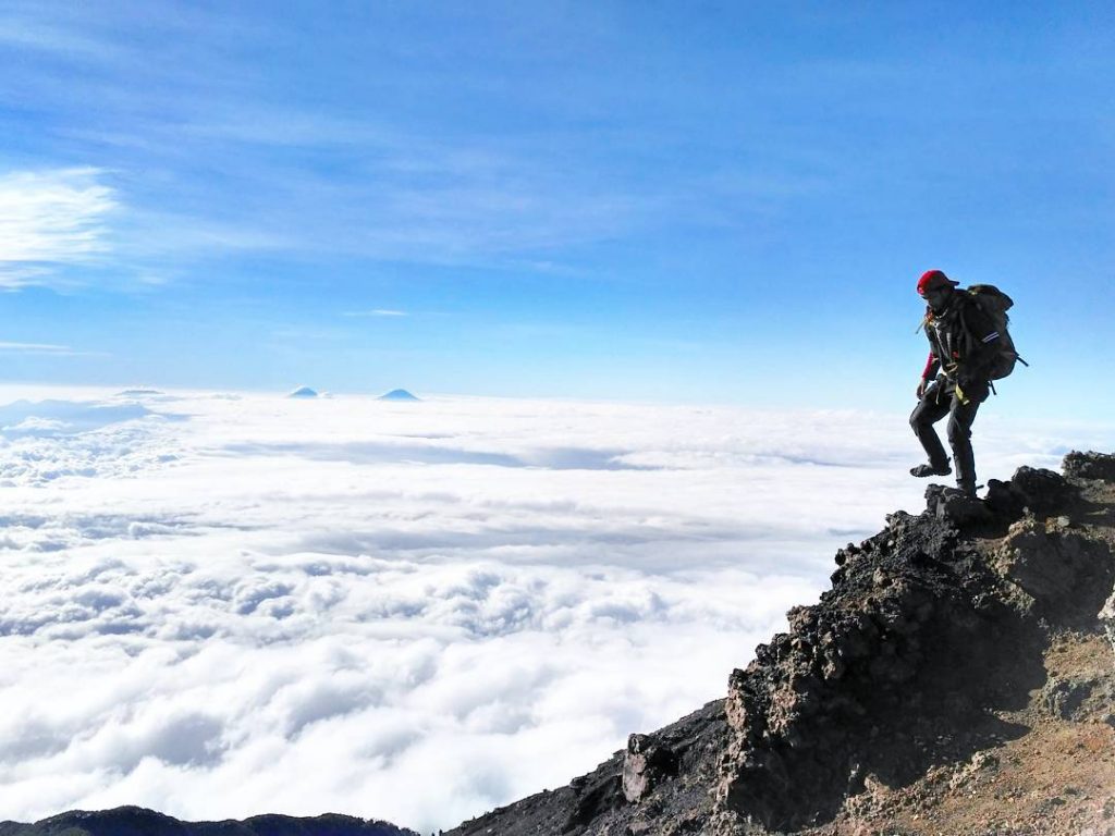 Tertinggi Di Jawa Tengah, Keindahan Gunung Slamet Ternyata Menyimpan Hal Mengerikan Ini!