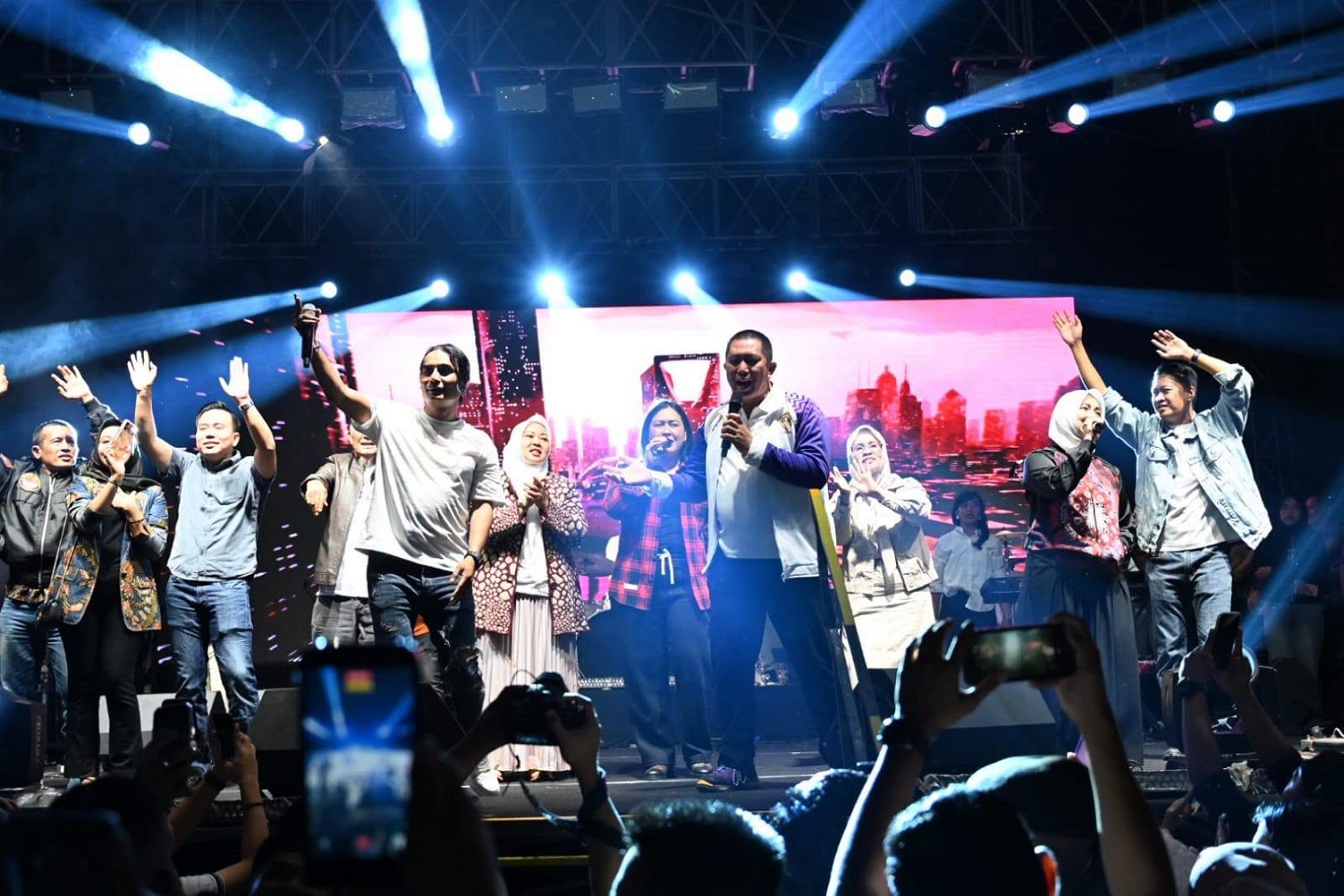 Charly Hipnotis Ribuan Masyarakat Pagar Alam