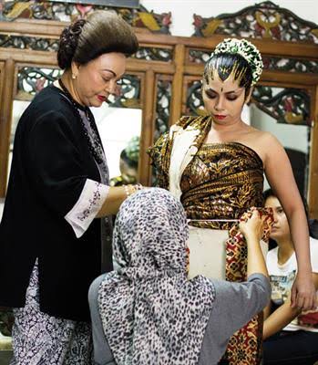 Banyak yang Nggak Tahu, Ini Ritual Dukun Manten yang Sakral Dalam Adat Jawa