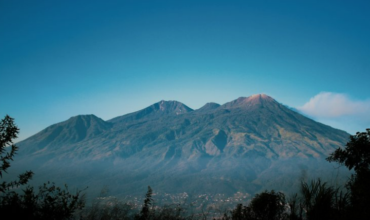 5 Rahasia Tersembunyi di Gunung Arjuno, Misteri Pasar Setan dan Candi Sepilar!