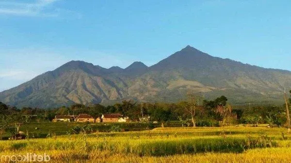 Gunung Kembar: Legenda dan Sejarah di Balik Dua Puncak yang Mengagumkan