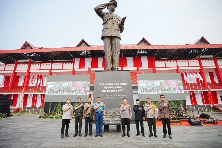 Resmikan Monumen Hoegeng, Kapolri: Tokoh Panutan yang Harus Diteladani