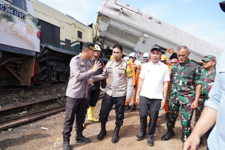 Tragedi Tabrakan KA 350 Commuter Line Versus KA 66 Turangga, 300 Personil Polda Jabar Melakukan Evakuasi