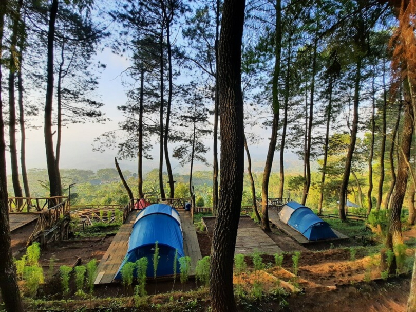 Takut Trek Pendakian Sulit? Berikut 7 Tempat Camping di Kuningan dengan Jalur Pendakian yang Mudah!