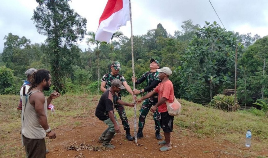 Jaga Keutuhan NKRI di Papua, Satgas Yonif 725/Woroagi Gelar Karya Bakti dan Kibarkan Merah Putih