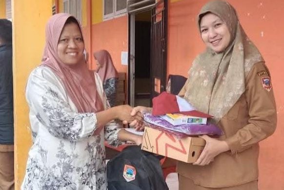Kecerian Hari Pertama Sekolah, Siswa SDN 35 Pagar Alam Terima Bantuan Seragam Sekolah