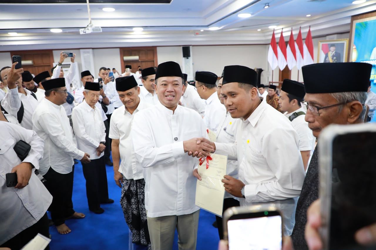 ATR/BPN Serahkan 243 Sertipikat Tanah Wakaf di Jawa Tengah