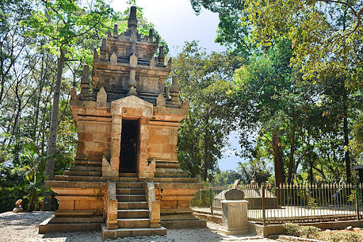 Menguak Sejarah Candi Cangkuang: Perpaduan Hindu dan Islam di Garut