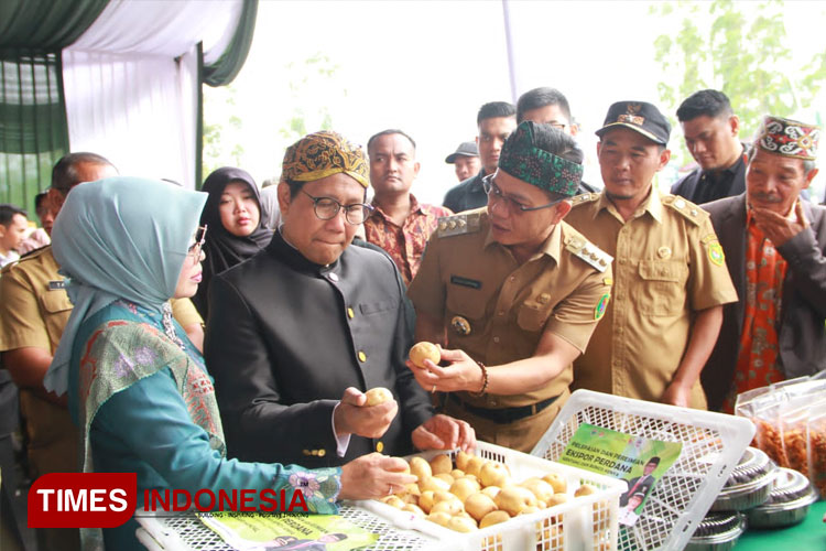 Mendes PDTT Lepas Keberangkatan Ekspor Perdana Hasil Tani di Kabupaten Bandung