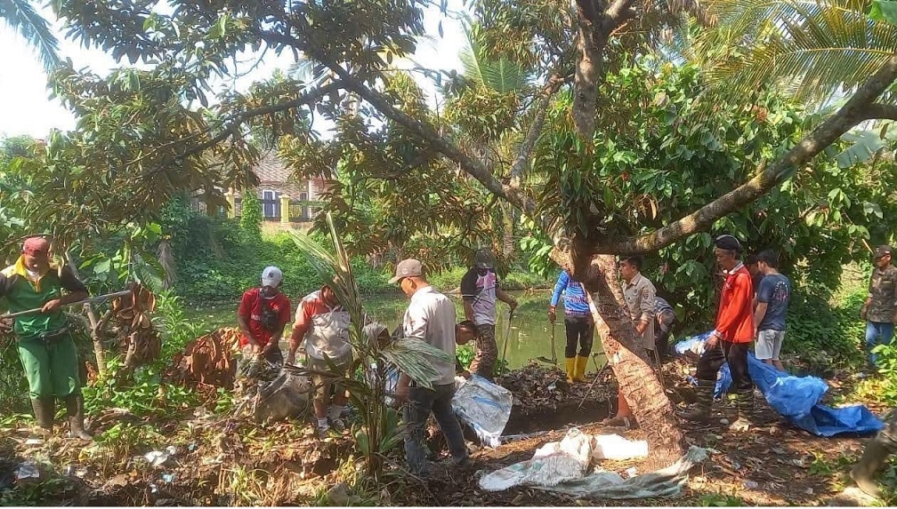 Cegah Banjir, Camat PAS dan Warga Gotong Royong Bersihkan SPAL  