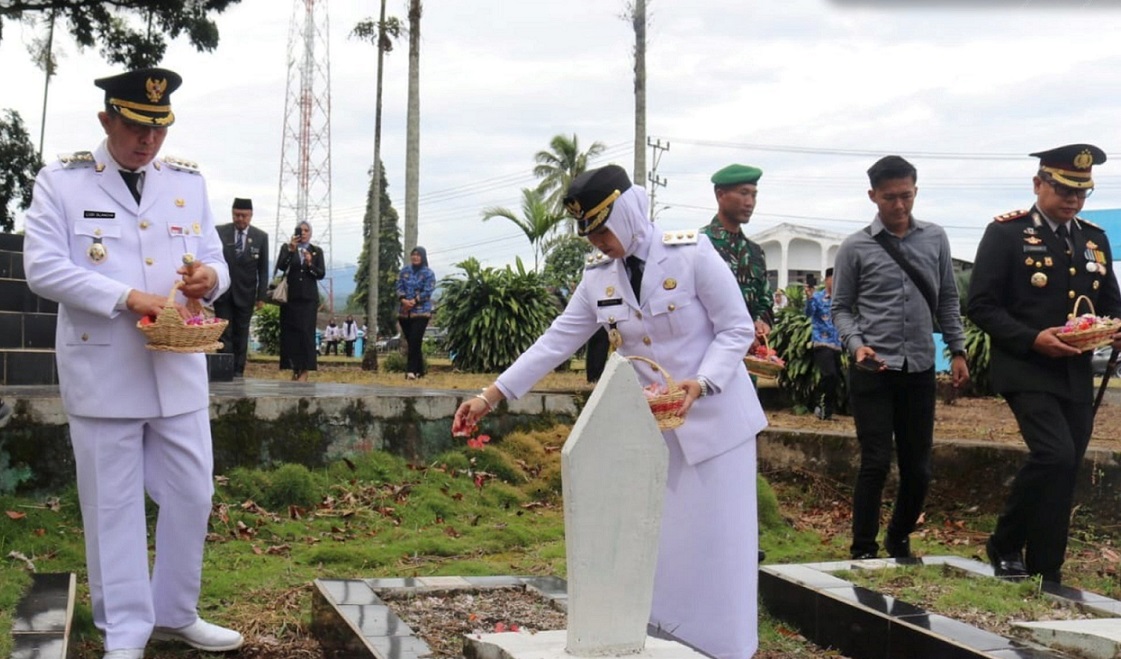 Refleksi Kenang Jasa Para Pejuang, Wako – Wawako Tabur Bunga di Makam Pahlawan