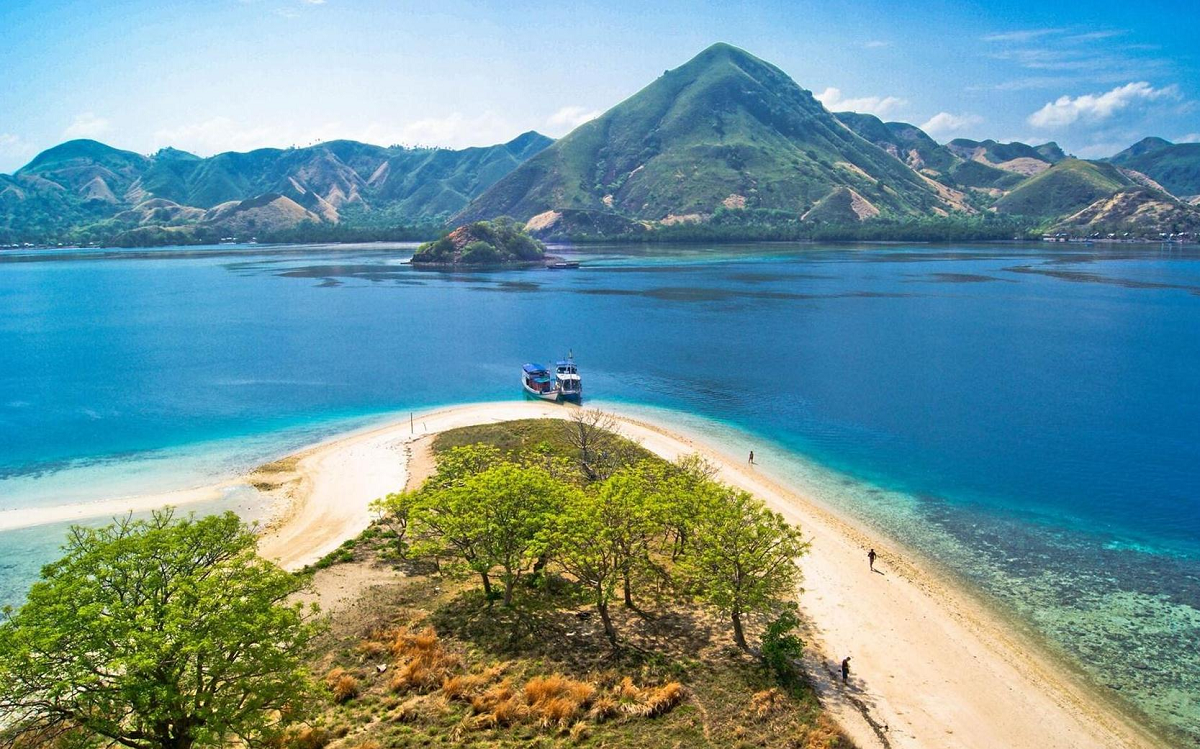 Pesona Pulau Bawean, Menyelami Keindahan Bahari di Utara Gresik yang Bikin Betah!