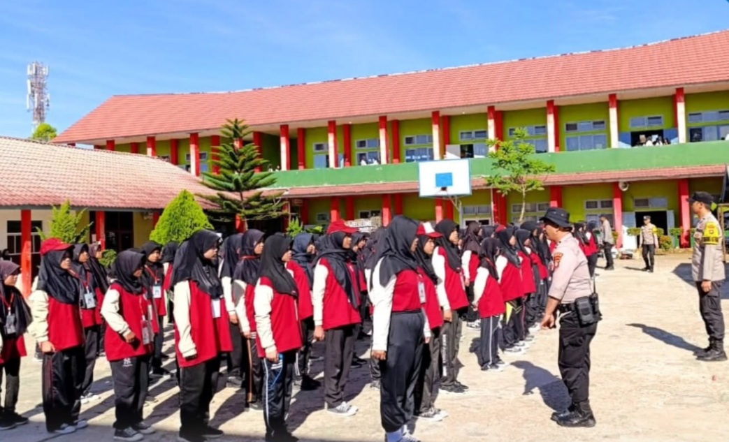 Edukasi Siswa Baru di MPLS, IPTU Akhirudin : Bangun Kedekatan dan Kepercayaan Polri dengan Siswa