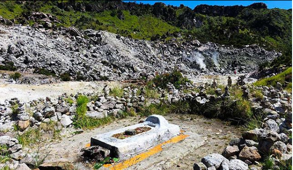 Bikin Heboh! Ternyata di Gunung Salak Ada Makam Para Wali, Simak Faktanya Disini 