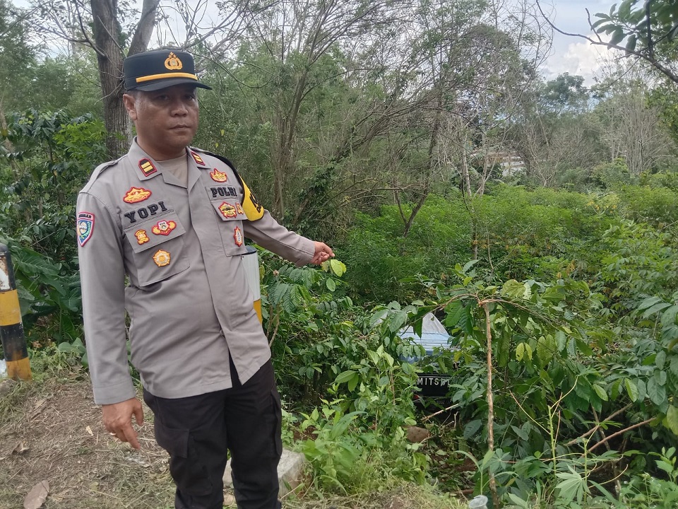 Mobil Bermuatan Alat Pertanian Masuk Jurang
