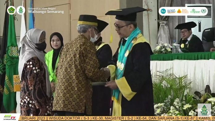 Bikin Haru, Orang Tua Gantikan Almarhum Anaknya Saat Wisuda UIN Walisongo Semarang 