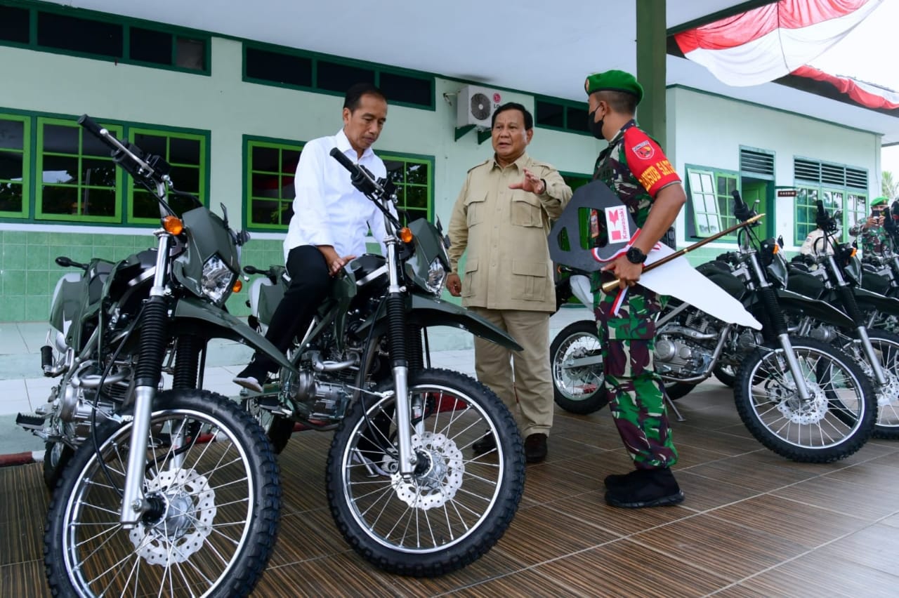 Presiden Jokowi Tinjau Penyerahan Motor di Kodim 1503/Tual