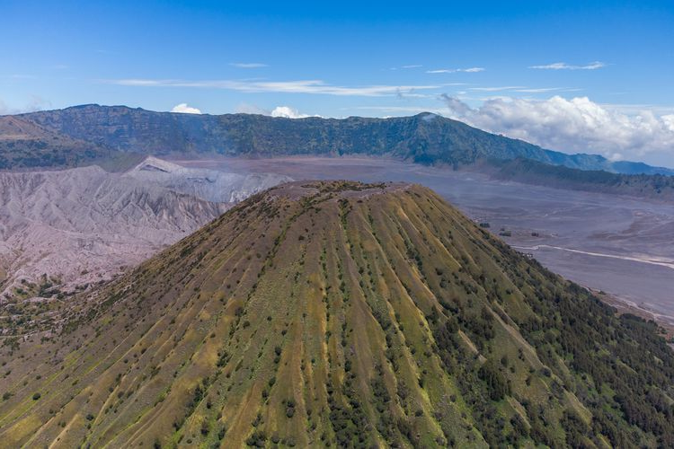 Gunung Batok: Tempat Bertemunya Keindahan Alam dan Cerita Rakyat