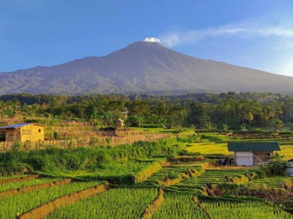 Misteri dan Kejayaan Gunung Slamet, Legenda yang Terikat dengan Gunung Agung dan Pulau Jawa