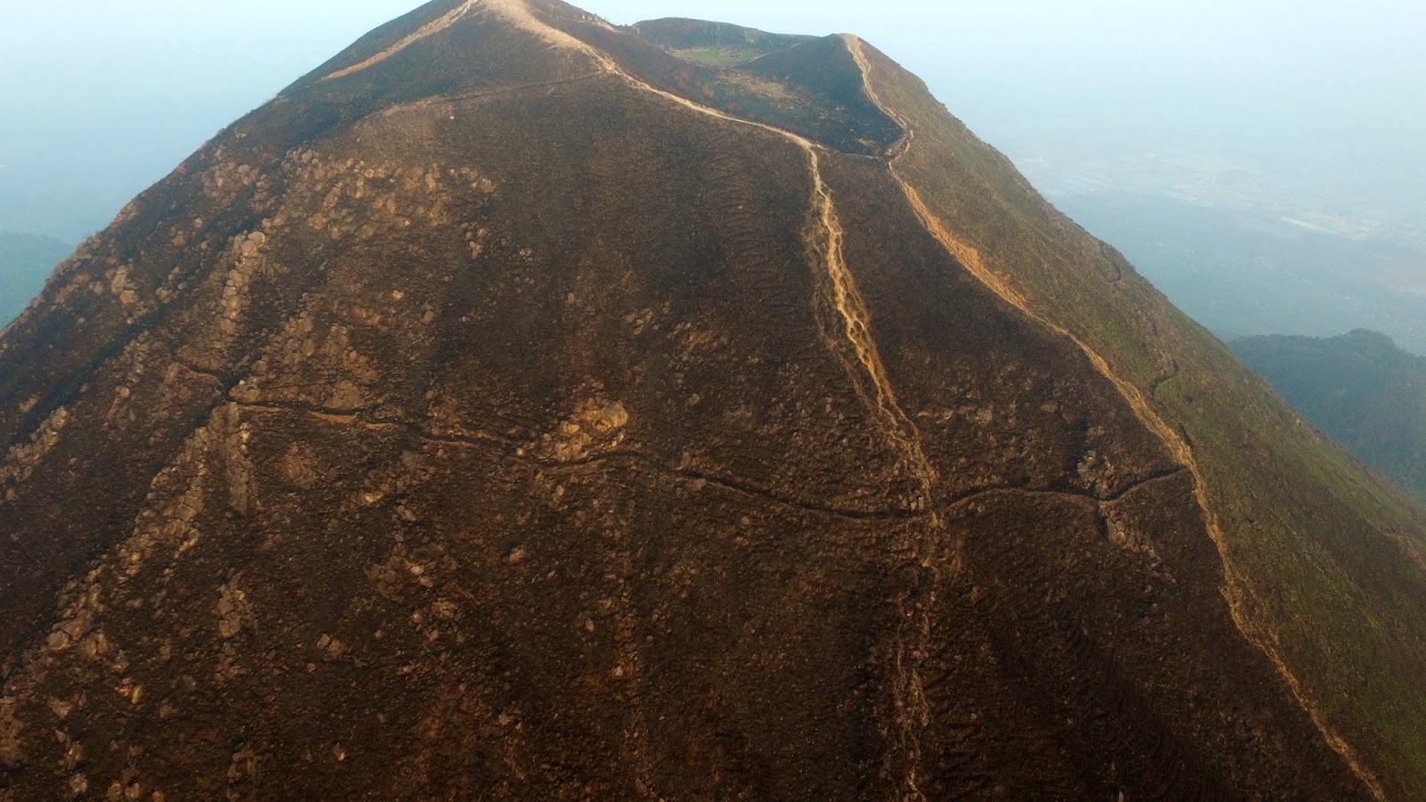 Mengulik Misteri Gunung Penanggungan yang Menyimpan Mitos Suara Misterius di Puncak Gunung