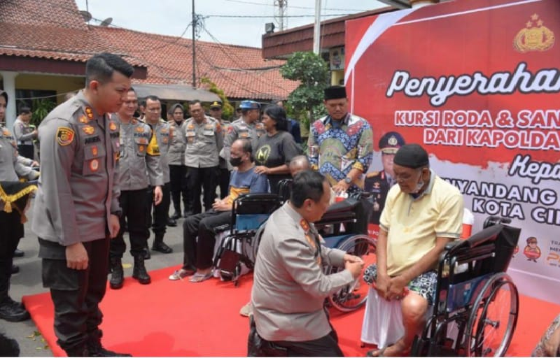 Kapolda Jabar Bagikan Kursi Roda di Mapolres Cirebon Kota