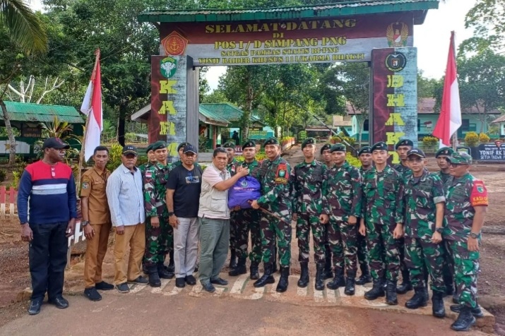 Tinggikan Moril Prajurit, Pj.Sekda Propinsi Papua Selatan Kunjungi Pos Satgas Pamtas Statis RI-PNG Yonif 111