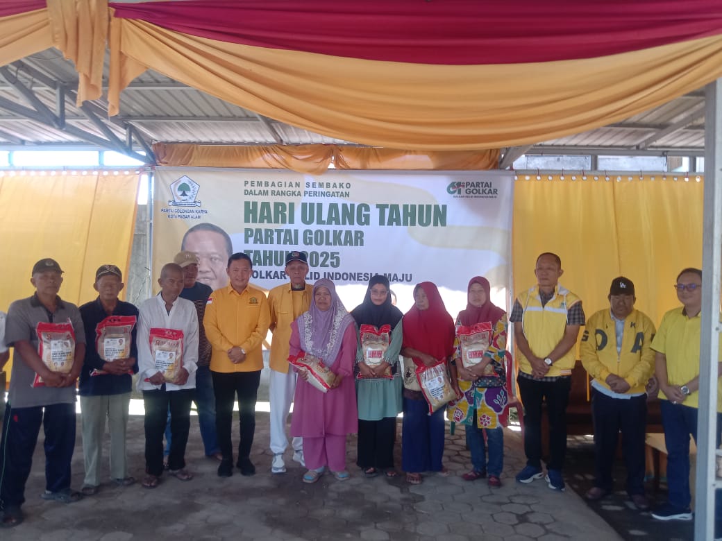 Dalam Rangkah HUT Ke 61 Partai Golkar Membagikan Paket Sembako