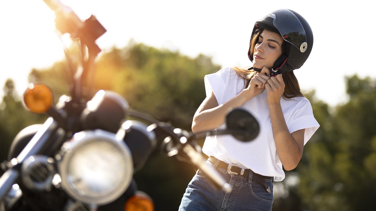 Menjaga Keselamatan Berkendara, Ini Penjelasan Pentingnya Penggunaan Helm Pada Sepeda Motor