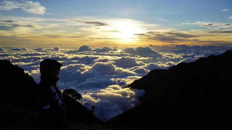 Mengungkap Mitos dan Misteri di Balik Keagungan Gunung Binaia