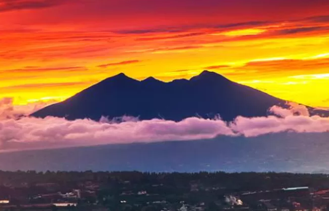 Benarkah Gunung Salak Miliki 7 Puncak? Simak Faktanya Disini! 