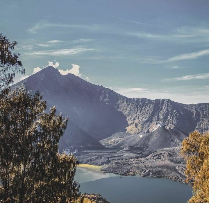 Yakin Mau Sendirian Kesini? Inilah Gunung-Gunung di Indonesia Yang Dipenuhi Aura Menyeramkan!