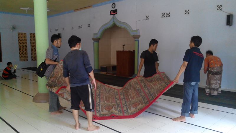 Bersih Masjid Hingga Berbagi Kasih