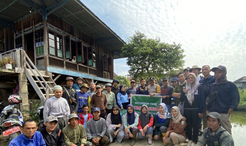 Sambang ke Petani Kopi, Bhabinkamtibmas Ini Ajak Tolak Money Politik