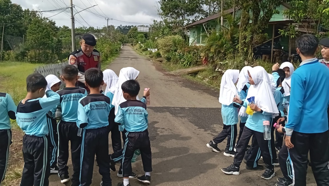 Sambang Humanis Saat Patroli Presisi, Personel Samapta Berikan Edukasi kepada Pelajar