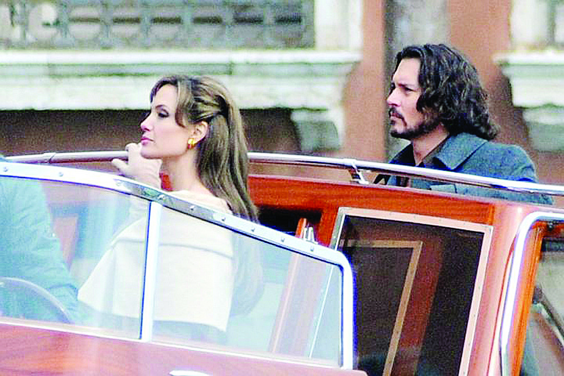 Tipu Daya Angelina Jolie Kabur dari Kejaran Polisi, di Film The Tourist