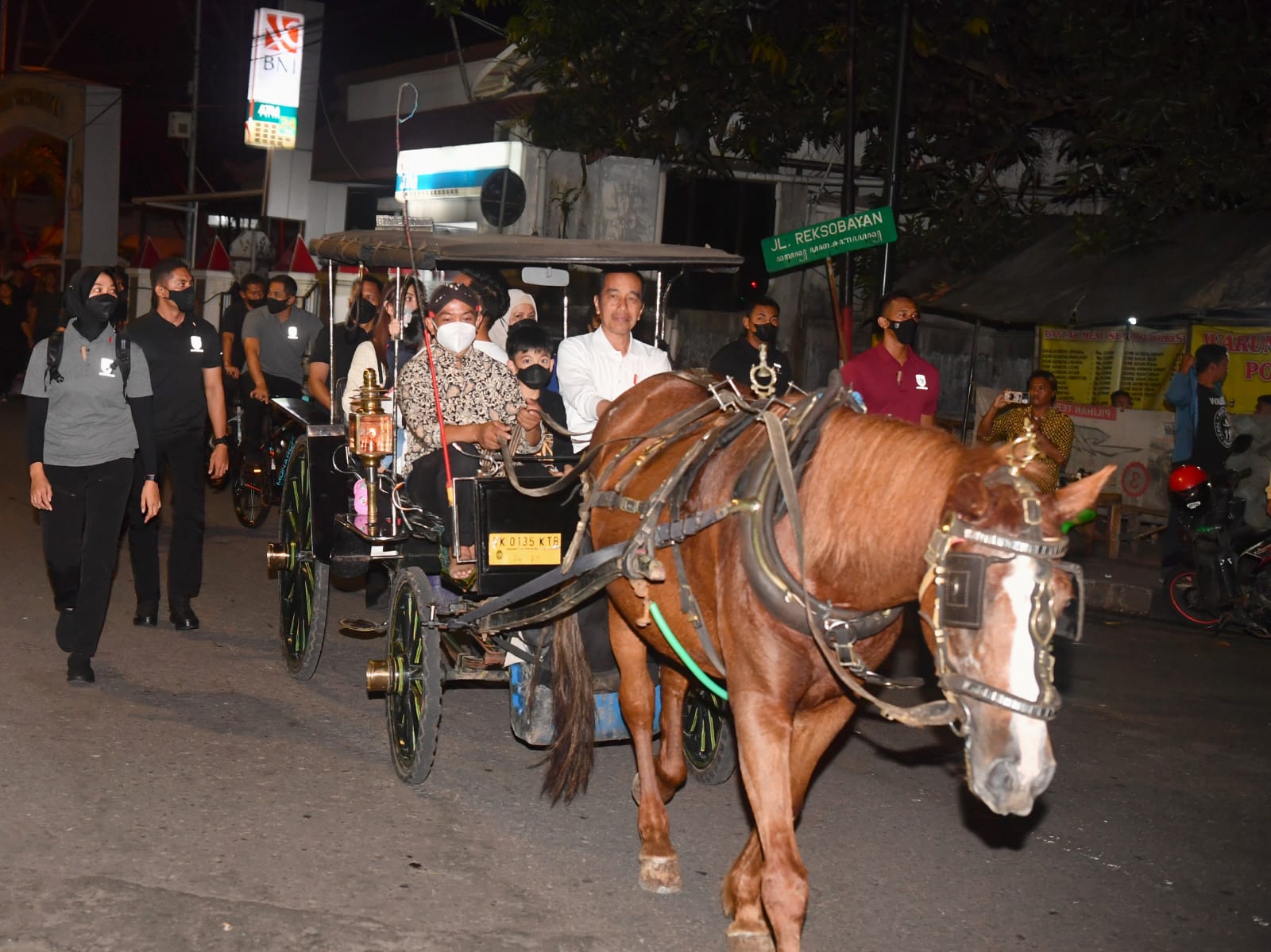 Nikmati Sabtu Malam, Presiden Jokowi Bersama Keluarga Naik Andong di Malioboro