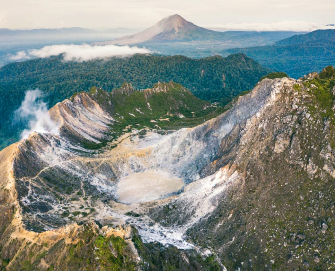 Keajaiban Gunung Sibayak: Dari Vulkanisme yang Mengagumkan ke Pesona Wisata Alam