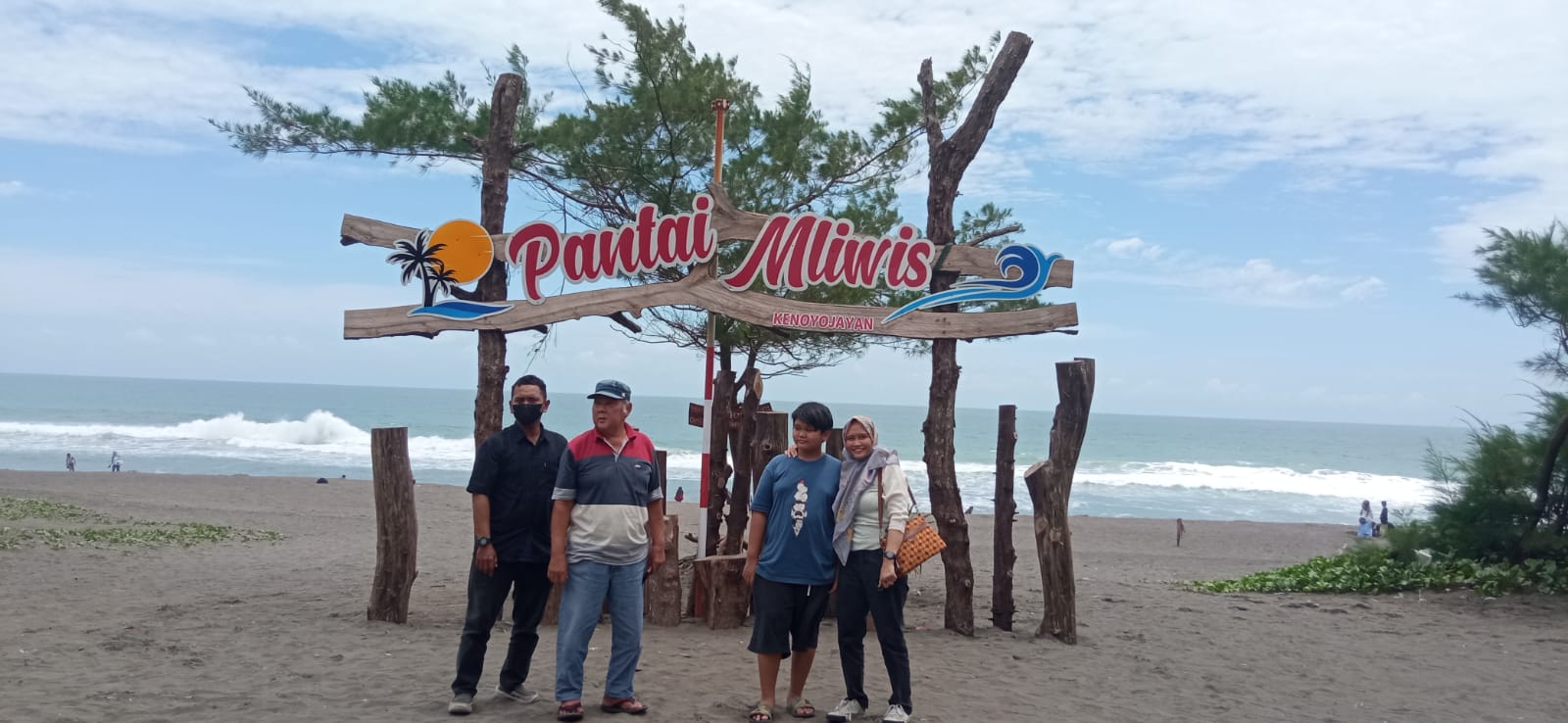 Pantai Mliwis Kebumen, Surga Pasir Hitam di Jantung Jawa Tengah, Ini Selengkapnya!