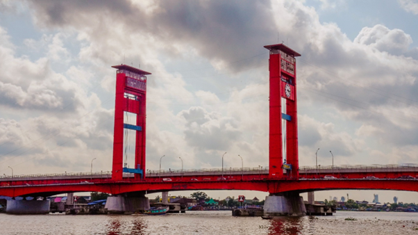 Penampakan dan Suara Misterius: Misteri Angker di Jembatan Ampera