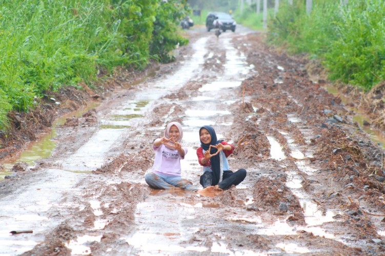 Viral Curhatan Warganet! Jalan di Rawa Jitu Lampung Rusak Parah : Seperti Tak Ada Pemimpin Daerah