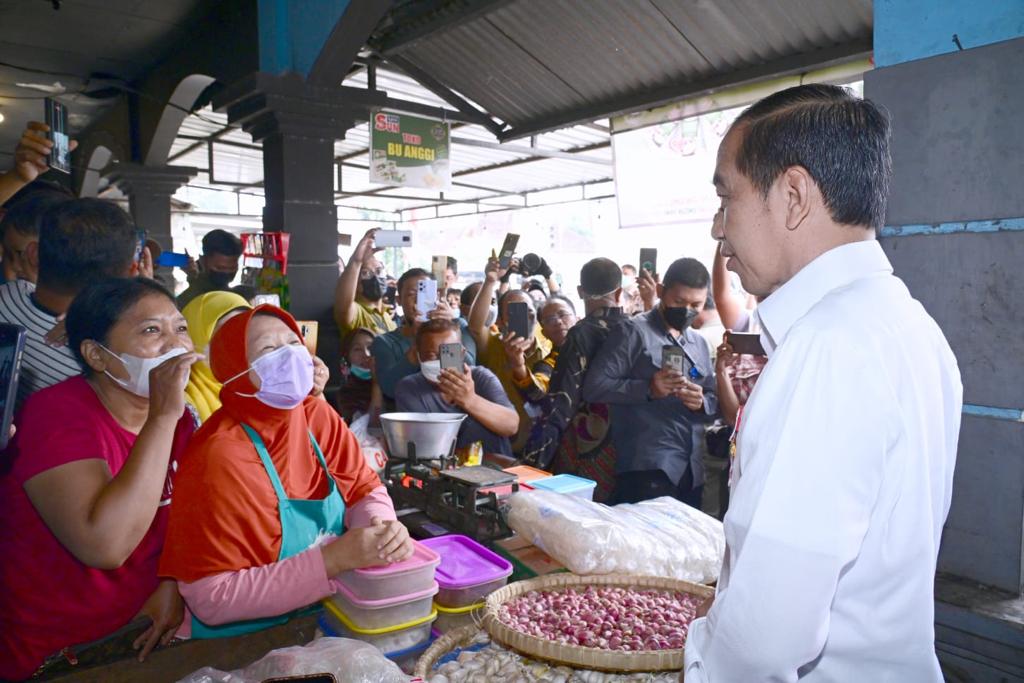 Kunjungi Pasar Malang Jiwan Colomadu, Presiden Bagikan BLT dan Cek Harga Komoditas